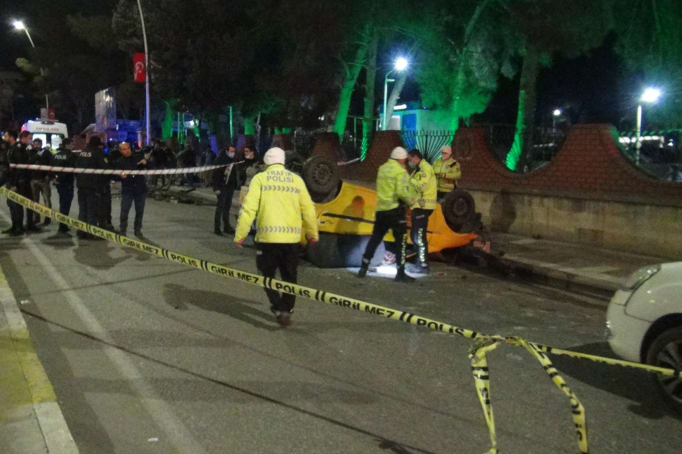 Ticari taksi bariyerlere çarparak karşı yönden gelen 2 araca çarptı:  1 ölü 6 yaralı